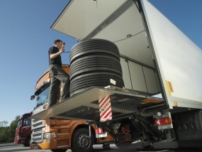 Podest ruchomy / winda załadowcza - AUTOKRAN Specjalistyczne Zabudowy Pojazdów Łódź