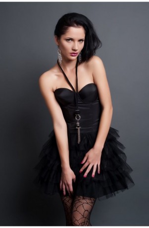 Wytworna krótka czarna sukienka wieczorowa z gołymi plecami – Sukienki  wizytowe i koktajlowe małe i duże rozmiary