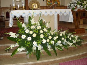 Kompozycje kwiatów do kościoła - Kwiaciarnia  Wrzos  Firma Handlowa Gołdap