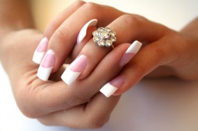 przedłużanie paznokci na tipsie Włodawa - Claris Nina Kisiel - wizaż i stylizacja paznokci Włodawa