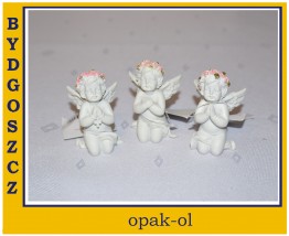 FIGURKA KLĘCZĄCY ANIOŁEK Z RÓŻYCZKAMI 6 cm 6 WZORÓW - OPAK-OL Bydgoszcz