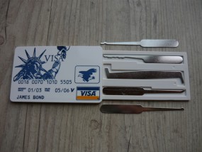 Wytrychy- karta J. Bonda pełna wytrychów - sos zabezpieczenia Piotr Trzcinski Zgorzelec