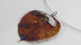 Wisior z liścia zanurzonego w srebrze - AEGALLERY Jaworze