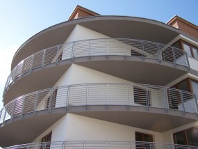 barierka balkonowa wykonana na bazie sztachet metalowych - Firma Solmet Gorlice