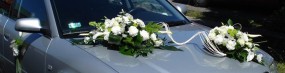 Dekoracja ślubna auta - Kwiaciarnia Laura Kamieniec Ząbkowicki