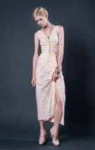 Długa koronkowa lub szyfonowa suknia balowa z dekoltem w szpic - Elegancka Kobieta Złotoryja