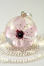 Biżuteria z żywicy - wisiorek z różowym kwiatem wiśni - CALDESIA Beata Janczak, Biżuteria z żywicy Biedrusko