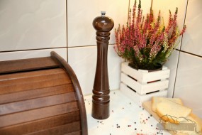 Duży drewniany młynek pieprzu - F.P.H.U drewpart Szerzyny