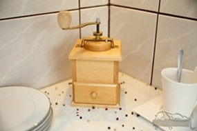 Drewniany młynek do kawy bądź pieprzu - F.P.H.U drewpart Szerzyny