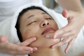 Dermoplastyczny masaż twarzy - Terapie z natury Łomianki