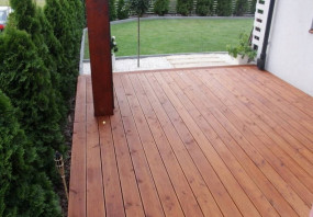 DESKA TARASOWA Taras drewniany MODRZEW SYBERYJSKI ryflowany gładki - PARKIETT Salon z podłogami drewnianymi. Producent/Importer Warszawa