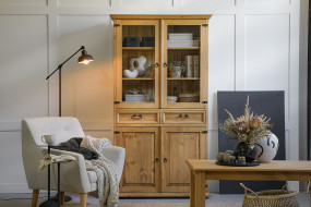 Sosnowa witryna z przeszklonymi drzwiczkami. - MEBLO-WOSK Producent Mebli Stylizowanych Białka