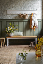 Biały wieszak na kurtki. - MEBLO-WOSK Producent Mebli Stylizowanych Białka