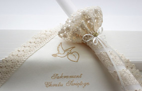 Komplet do chrztu: świeca z koronkową kryzką, różyczką i szatk - Firma OREO - akcesoria do chrztu, prezenty imienne - Bożena Gregoriou Warszawa