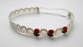 Delikatna opaska z kwiatuszkami - Firma OREO - akcesoria do chrztu, prezenty imienne - Bożena Gregoriou Warszawa