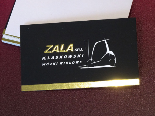 Wypukłe złote logo...