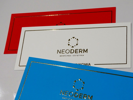 wypukłe złote logo...