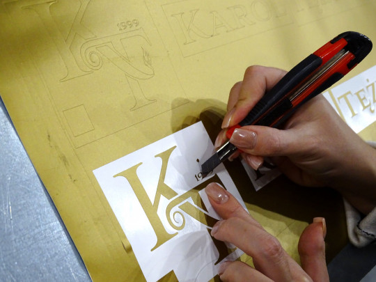 Złote logo z folii...